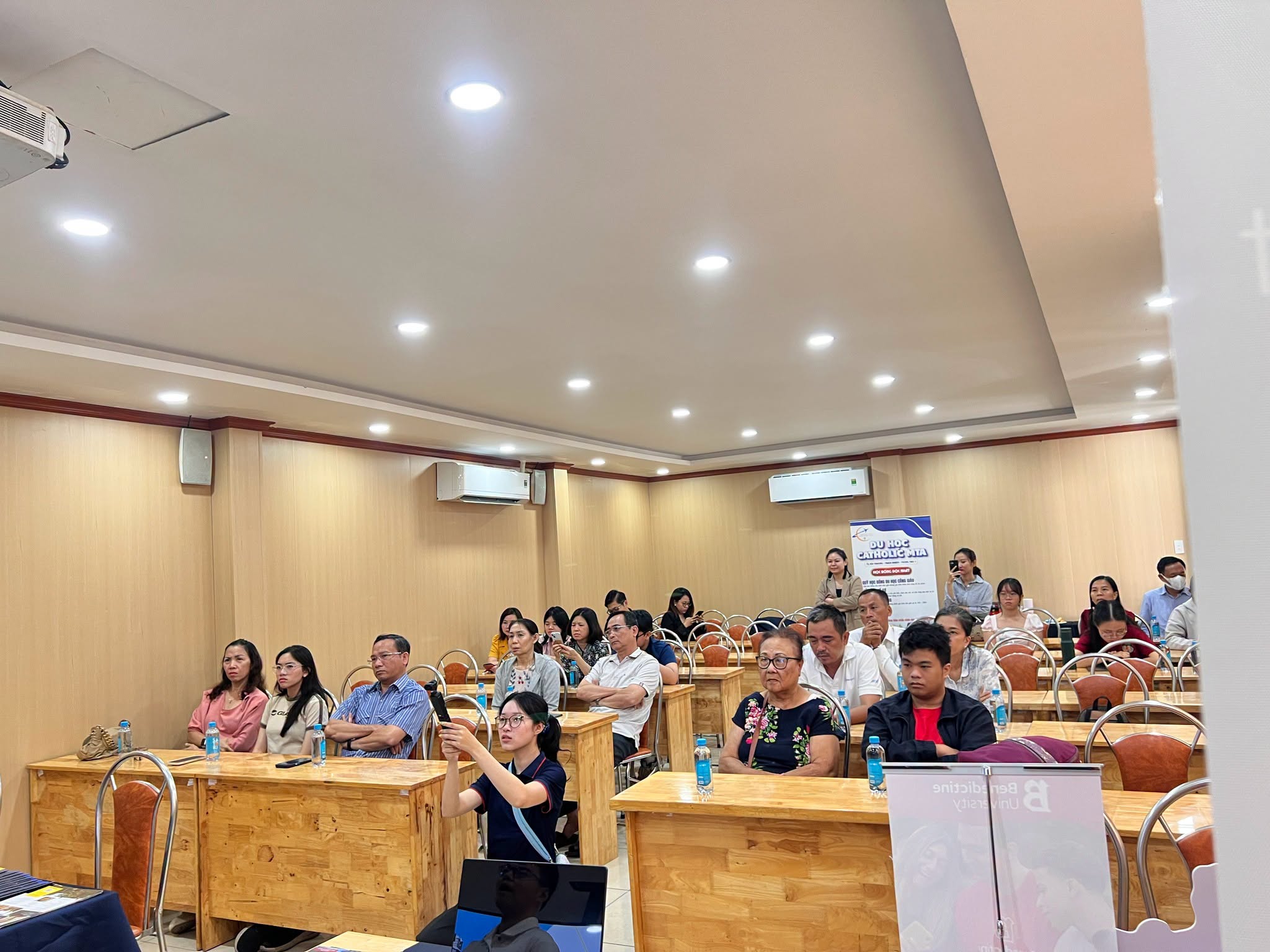Boarding school, homestay và day school khác nhau như thế nào?