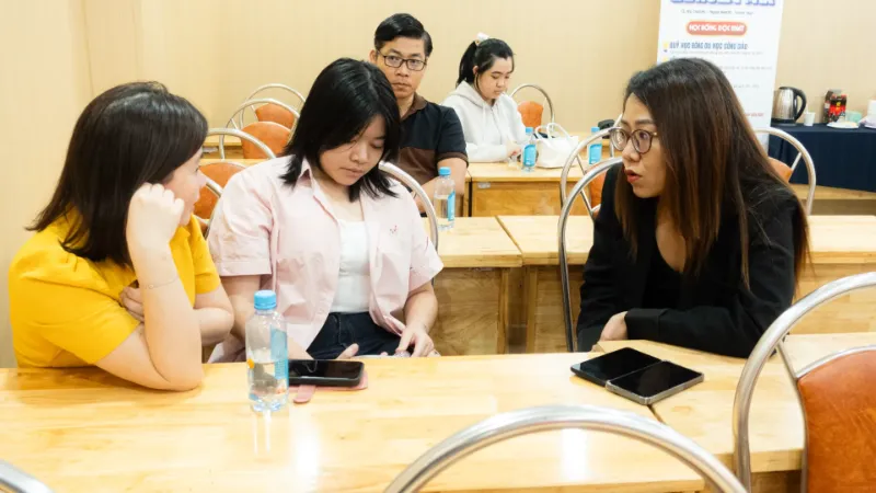Từ THPT lên đại học: Gia đình nên hỏi gì về quá trình chuyển tiếp của học sinh?
